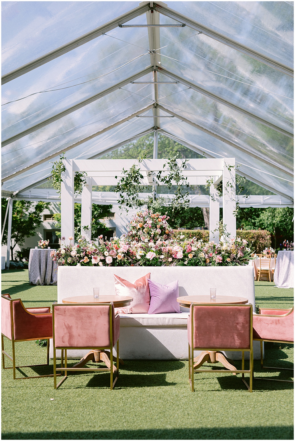 Wedding lounge area at outdoor wedding reception at the Dallas Arboretum